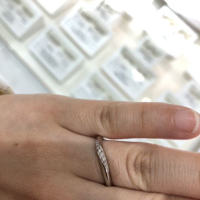 【4℃ BRIDAL(ヨンドシーブライダル)の口コミ】 フェミニンで上品な指輪が多かったです。また、指輪の太さも細すぎず太す…