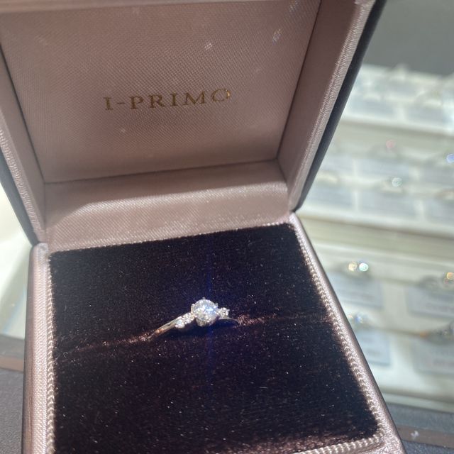 【アイプリモ(I-PRIMO)の口コミ】 女性らしいウェーブと、慎ましくもしっかりと存在感のあるダイヤモンドの…
