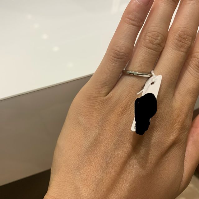 【4℃ BRIDAL(ヨンドシーブライダル)の口コミ】 真ん中にダイヤが1つ埋め込まれているマリッジリング。
このデザインのも…