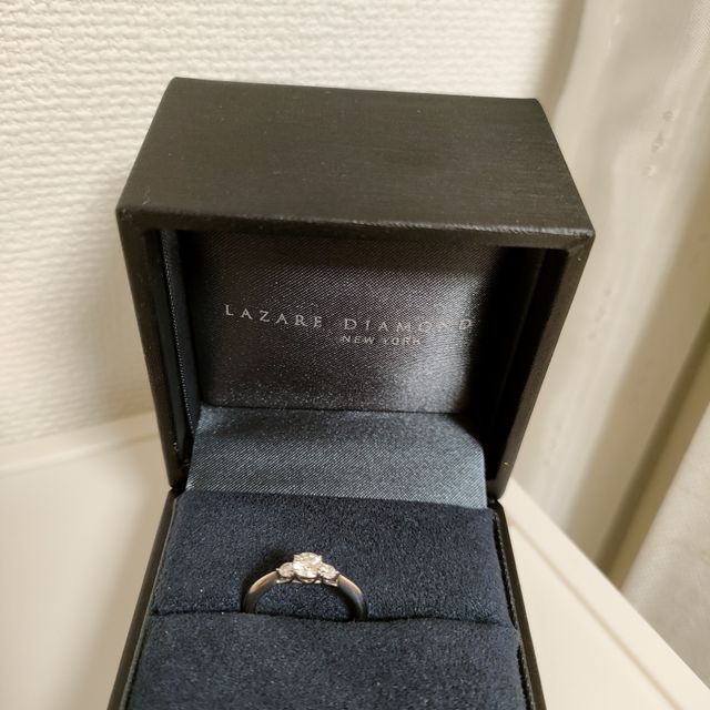 【ラザール ダイヤモンド(LAZARE DIAMOND)の口コミ】 真ん中のダイヤの左右に小さなダイヤがついていて、そのデザインが可愛か…