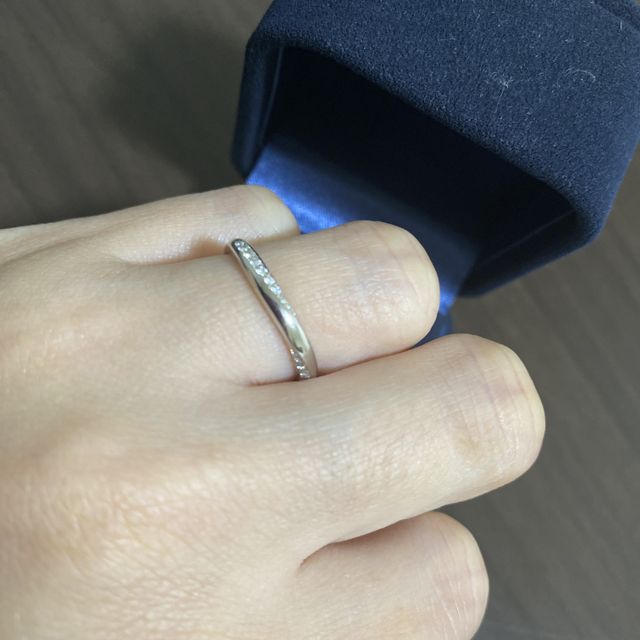 【4℃ BRIDAL(ヨンドシーブライダル)の口コミ】 指輪デザインがとても気に入りました。
ウェーブデザインが、周りにはあま…