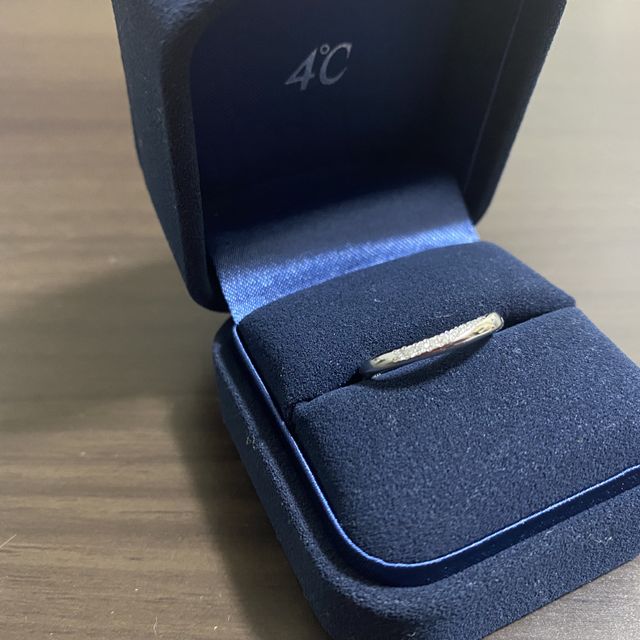 【4℃ BRIDAL(ヨンドシーブライダル)の口コミ】 指輪デザインがとても気に入りました。
ウェーブデザインが、周りにはあま…