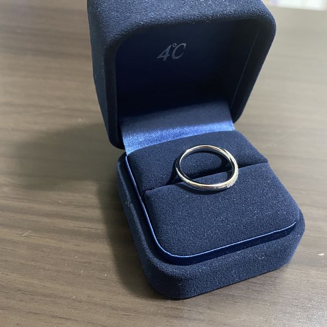 【4℃ BRIDAL(ヨンドシーブライダル)の口コミ】 指輪デザインがとても気に入りました。
ウェーブデザインが、周りにはあま…