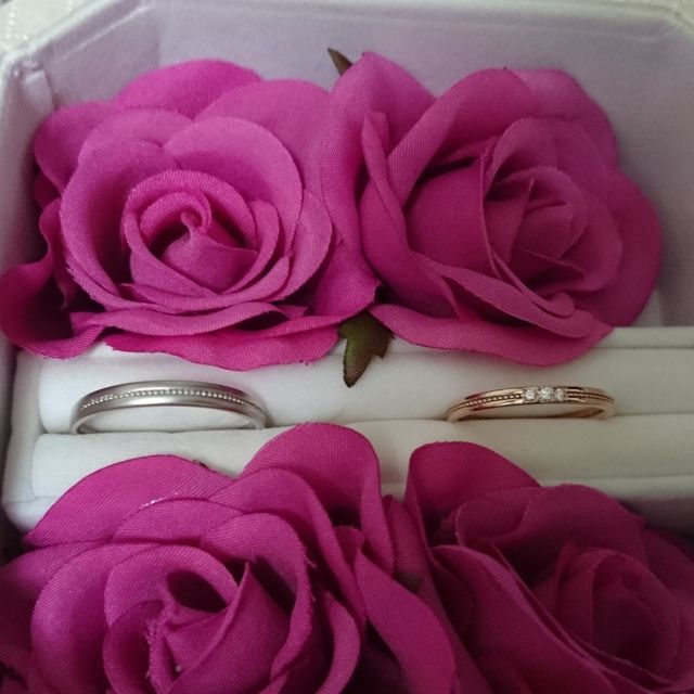 【MarriPre(マリプレ)の口コミ】 指輪の表に点のラインが入っているデザインが自分のごつごつした指にしっ…