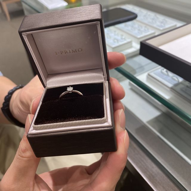 【アイプリモ(I-PRIMO)の口コミ】 リングの太さがシンプルなもので、少しウェーブがかかっている事で指を細…