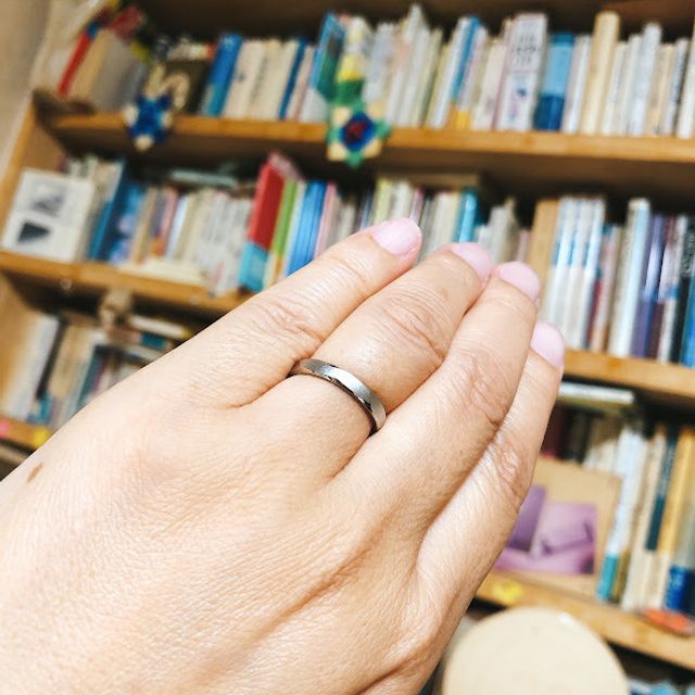 【Pinky&Dianne(ピンキー＆ダイアン)の口コミ】 27年間シンプルなプラチナの平打ち指輪をしていたので、丸いフォルムより…