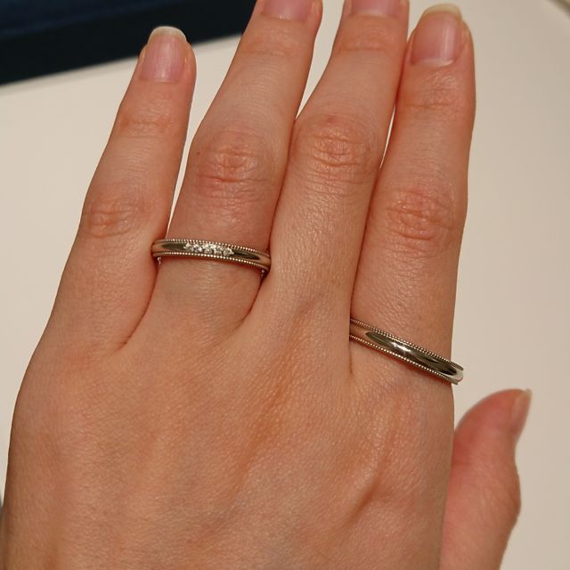 【4℃ BRIDAL(ヨンドシーブライダル)の口コミ】 ミル打ちの部分も中心部分も全てプラチナのタイプです。ミル打ち部分も存…