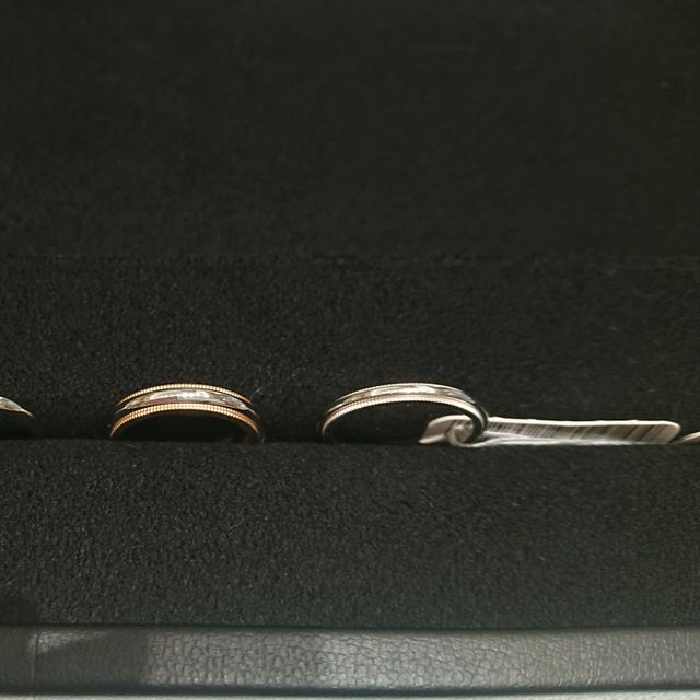 【ティファニー(Tiffany & Co.)の口コミ】 真ん中部分がプラチナ素材で、左のは上下がピンクゴールドのミル打ち、右…