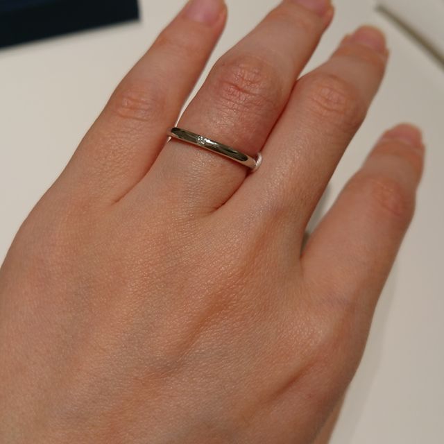 【ヴァンドーム青山(VENDOME AOYAMA)の口コミ】 プラチナの素材で、1粒のダイヤモンドが中央に入っています。結婚指輪だけ…