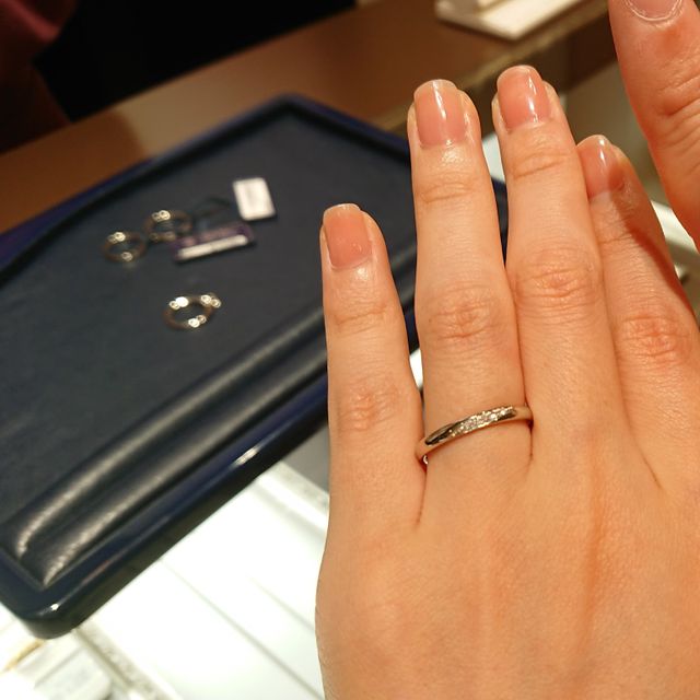 【ROYAL ASSCHER(ロイヤル・アッシャー)の口コミ】 ストレートのデザインながらも、斜めにダイヤモンドが入っていることで、…