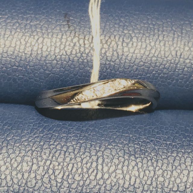 【銀座ダイヤモンドシライシの口コミ】 素材はプラチナです。流れるようなウェーブタイプで真ん中にダイヤモンド…