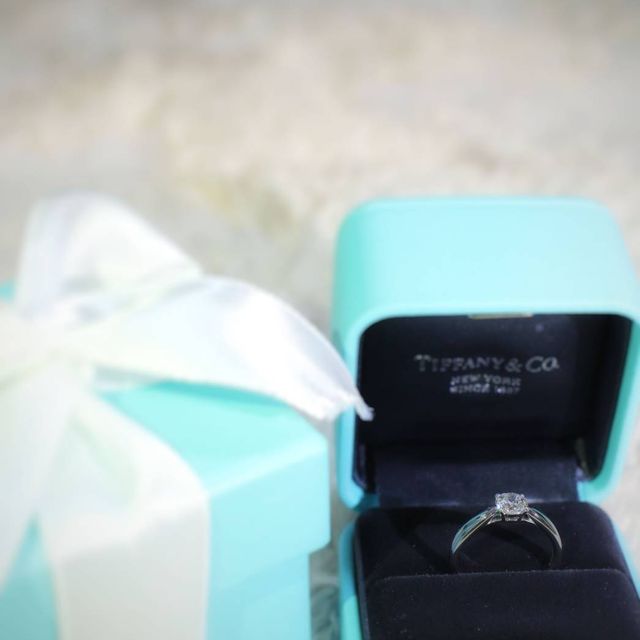 【ティファニー(Tiffany & Co.)の口コミ】 ダイヤ部分の左右は細いデザインのリングになっていて、指を綺麗に見せて…