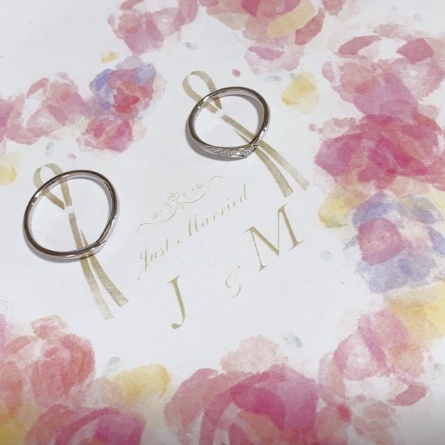 【4℃ BRIDAL(ヨンドシーブライダル)の口コミ】 真っ直ぐでシンプルなデザインよりも、少しカーブのろうなアクセントの付…