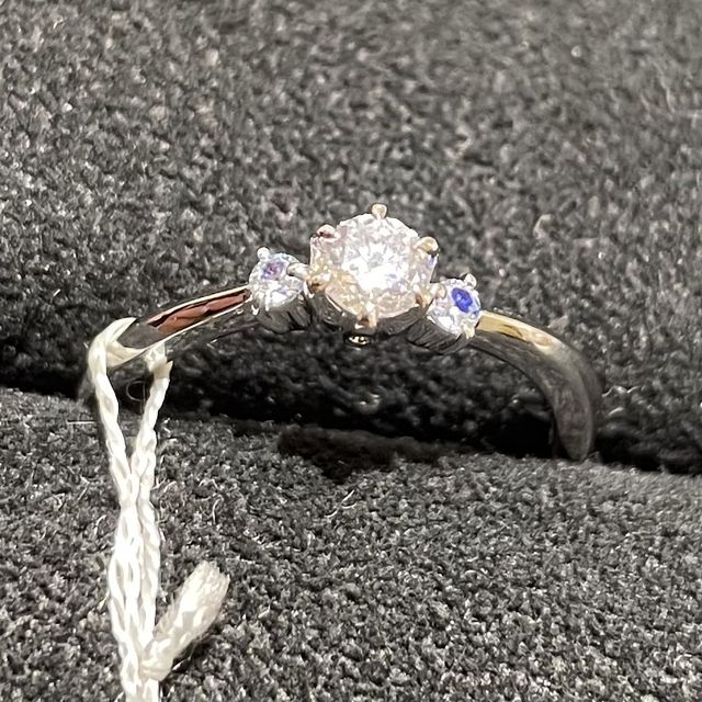 【TRECENTI(トレセンテ)の口コミ】 ダイヤモンドが台座から浮いているデザインがとても素敵だと思いました。…