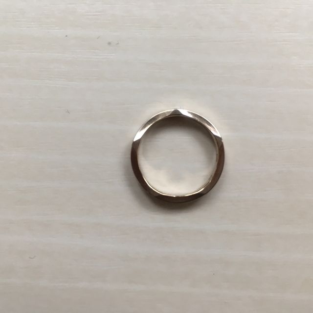 【festaria bijou SOPHIA(フェスタリア ビジュソフィア)の口コミ】 シルバーではなく、ゴールドの指輪を探していました。
しかも上からみても…