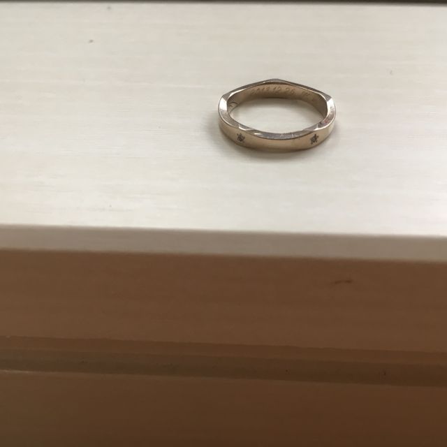 【festaria bijou SOPHIA(フェスタリア ビジュソフィア)の口コミ】 シルバーではなく、ゴールドの指輪を探していました。
しかも上からみても…