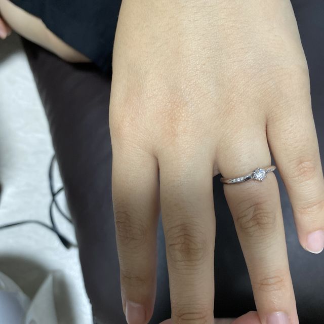 【銀座ダイヤモンドシライシの口コミ】 決め手はデザインの良さです。指輪を初めて身につけるので派手なものより…