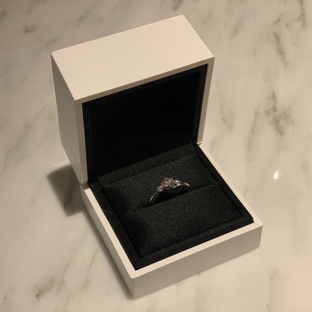 【FOREVERMARK(フォーエバーマーク)の口コミ】 初めてのダイヤモンドです。ダイヤモンドの光の集まり方がすごく、小ぶり…