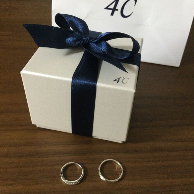 【4℃ BRIDAL(ヨンドシーブライダル)の口コミ】 アトピー性皮膚炎があり、金属アレルギーになるのが怖かったので、プラチ…