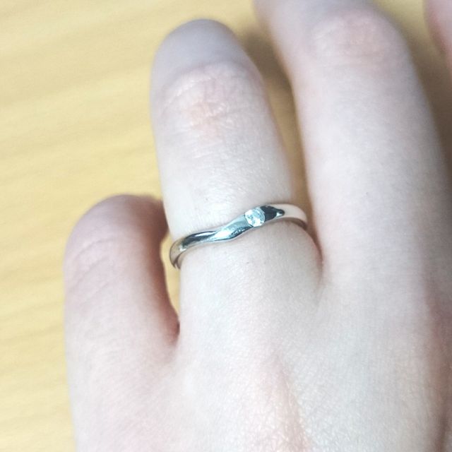 【TRECENTI(トレセンテ)の口コミ】 ∨字のラインで指が綺麗に見えるところ、婚約指輪と重ねづけができるデ…