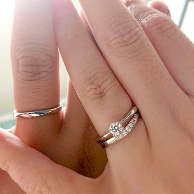 【ラザール ダイヤモンド(LAZARE DIAMOND)の口コミ】 ・婚約指輪との相性が良いこと
・斜めに配置されたダイアモンドが、自分側…