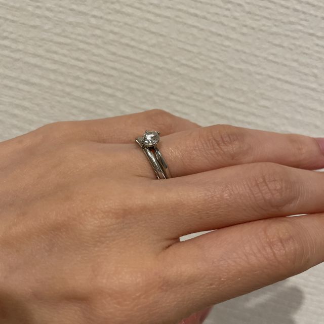 【ENUOVE(イノーヴェ)の口コミ】 とにかく重ね付けに憧れていたため、婚約指輪は美しく重ね付けできるよう…