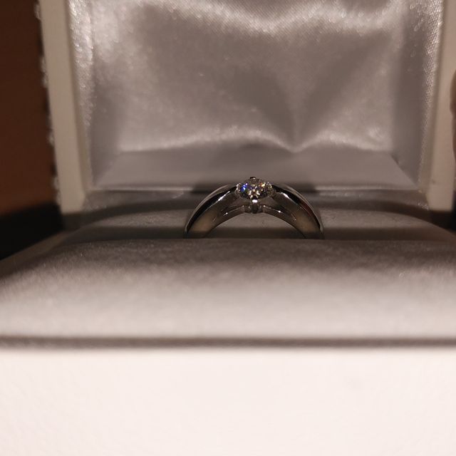 【カオキ　ダイヤモンド専門卸直営店の口コミ】 定番の、ダイヤモンドが飛び出ているタイプにしようか悩んだのですが、出…