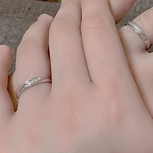 【4℃ BRIDAL(ヨンドシーブライダル)の口コミ】 指輪のデザインがとてもシンプルで、女性は斜め線で区切られた中央にある…