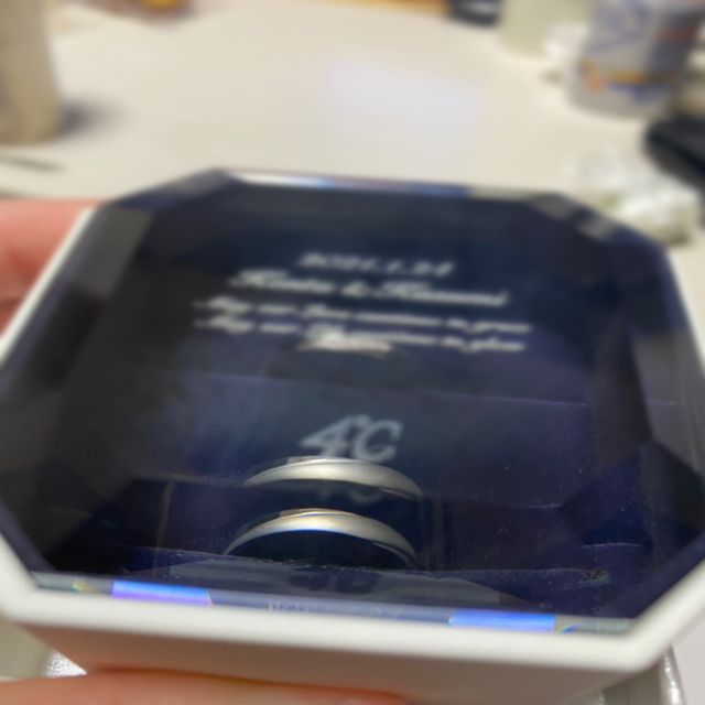 【4℃ BRIDAL(ヨンドシーブライダル)の口コミ】 指輪のデザインがとてもシンプルで、女性は斜め線で区切られた中央にある…