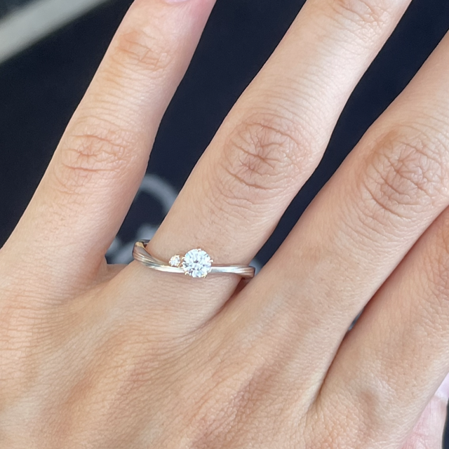 【杢目金屋(もくめがねや)の口コミ】 アシンメトリーなデザインが好きなので、この指輪のひねり具合や、片側だ…