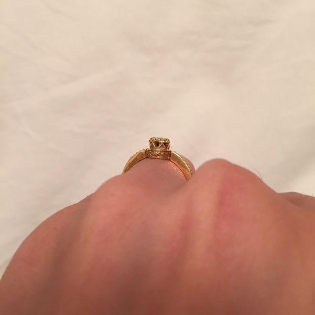 【AHKAH(アーカー)の口コミ】 ひとつ婚約指輪をサプライズでプレゼントしてくれましたが、どうしても立…