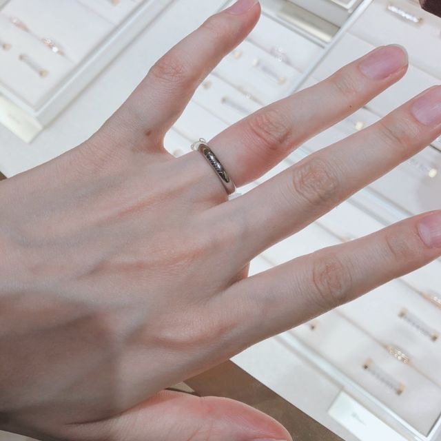 【カルティエ(Cartier)の口コミ】 とてもシンプルなデザインで、結婚指輪らしいと思いました。カルティエの…