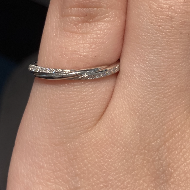 【エクセルコダイヤモンド(EXELCO DIAMOND)の口コミ】 この指輪には、流れるようにダイヤがついていて、正面から、上から、下か…