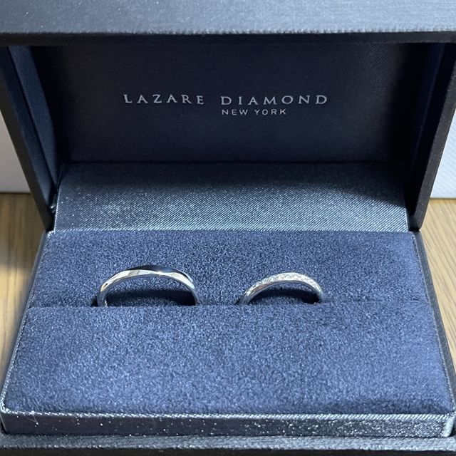 【ラザール ダイヤモンド(LAZARE DIAMOND)の口コミ】 最初はストレートで探していました。店舗でこの指輪を見せていただいた時…