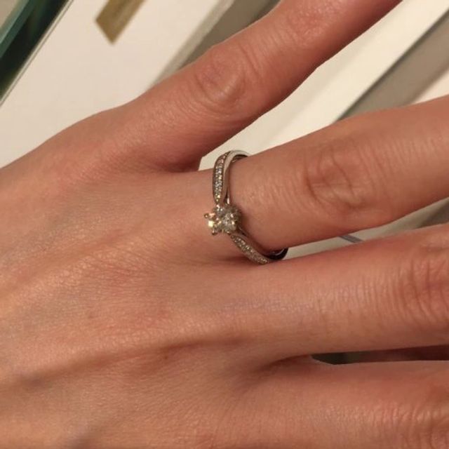 【festaria bijou SOPHIA(フェスタリア ビジュソフィア)の口コミ】 センターのダイヤモンドは星型に輝いており、サイドのアーム部分にはダイ…