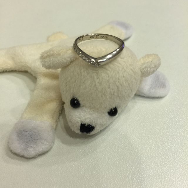 【EYE JEWELRY UMAKI(アイジュエリー ウマキ)の口コミ】 婚約指輪でV字のデザインのものを選んだので、それに合わせて同じデザイン…