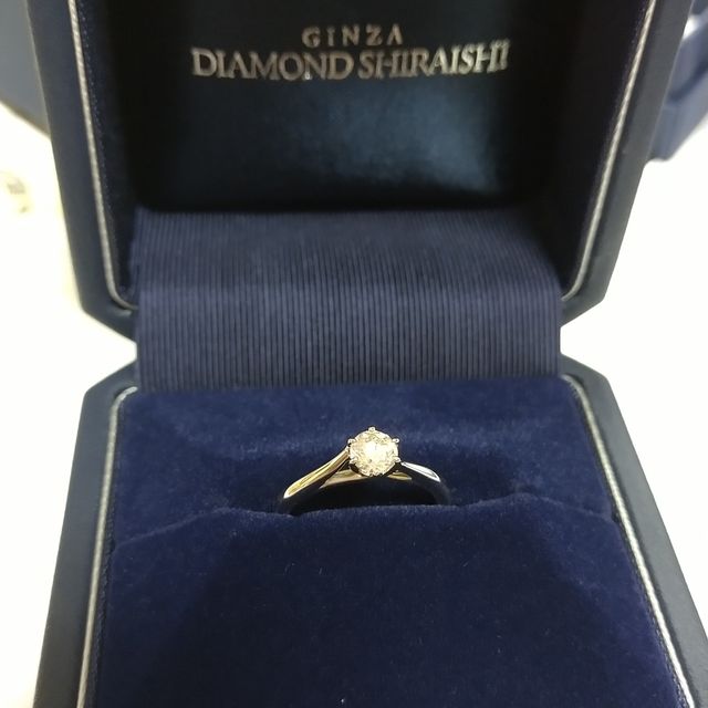 【銀座ダイヤモンドシライシの口コミ】 石にこだわったぶん、台座は一粒のシンプルなものにしました。ウェーブが…
