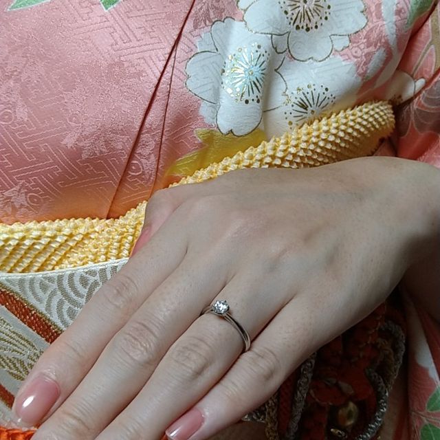 【銀座ダイヤモンドシライシの口コミ】 石にこだわったぶん、台座は一粒のシンプルなものにしました。ウェーブが…