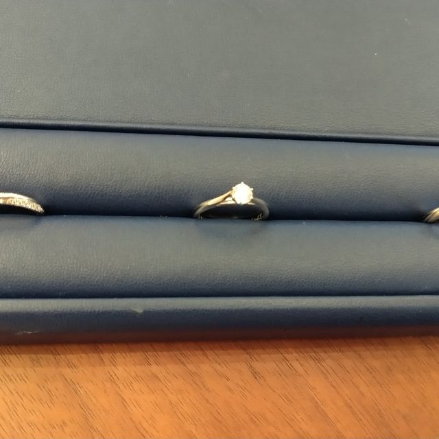 【銀座ダイヤモンドシライシの口コミ】 婚約指輪がウェーブのデザインだったので、重ね付けが違和感のないものを…