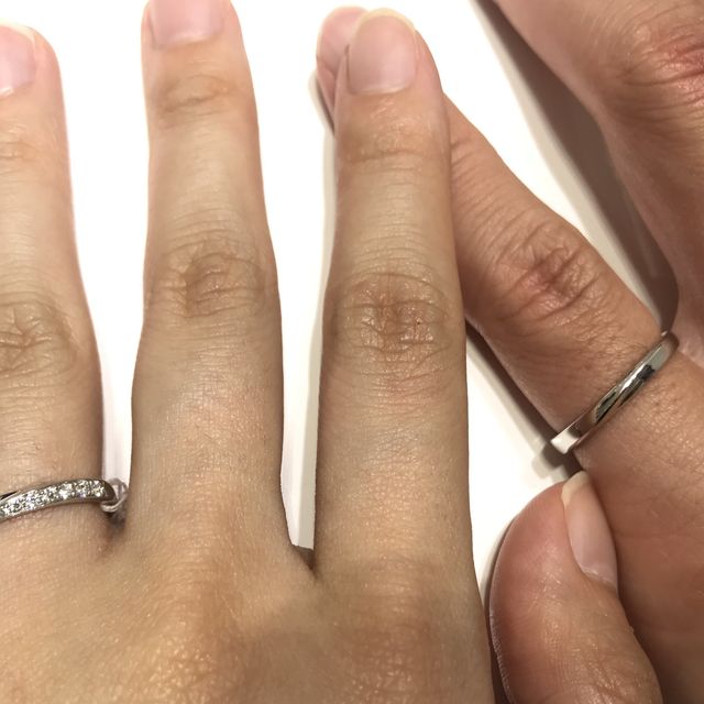 【4℃ BRIDAL(ヨンドシーブライダル)の口コミ】 ストレートタイプの指輪。Lady'sはダイヤが7石付いていますが、片側…