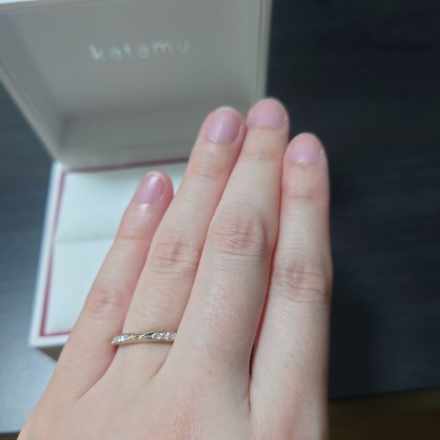 【Katamu(カタム)の口コミ】 ハニーイエローゴールドのカラーは優しい色で、肌なじみが良く、角度によ…