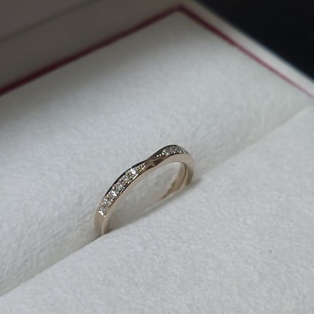 【Katamu(カタム)の口コミ】 ハニーイエローゴールドのカラーは優しい色で、肌なじみが良く、角度によ…