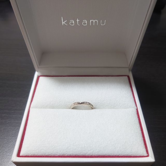 【Katamu(カタム)の口コミ】 ハニーイエローゴールドのカラーは優しい色で、肌なじみが良く、角度によ…