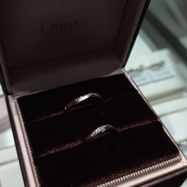 【アイプリモ(I-PRIMO)の口コミ】 「ノクターナル コンビ」を選択。ウェーブ形状のデザインが自分達の指に馴…