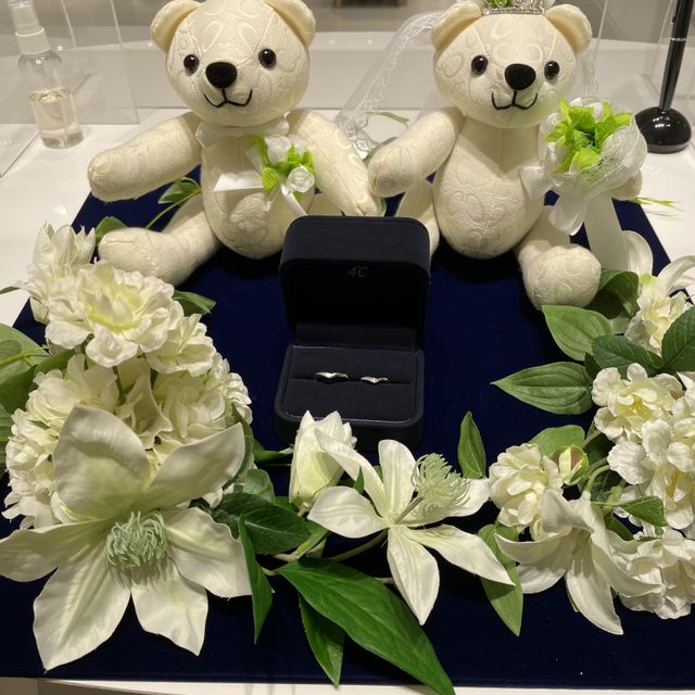 【4℃ BRIDAL(ヨンドシーブライダル)の口コミ】 元々好きなブランドでしたが、形が可愛くて決めました。
何回も悩んでしま…