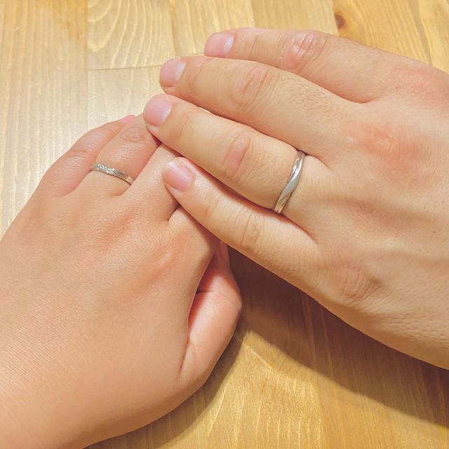 【銀座ダイヤモンドシライシの口コミ】 二人とも指がふっくらしているので、ストレートリングではなくV字もしくは…