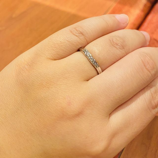 【銀座ダイヤモンドシライシの口コミ】 二人とも指がふっくらしているので、ストレートリングではなくV字もしくは…