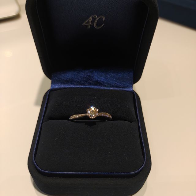 【4℃ BRIDAL(ヨンドシーブライダル)の口コミ】 デザインが気に入りました。
ウェーブ状になっていて、指が長く見えるそう…