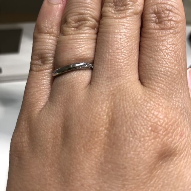 【4℃ BRIDAL(ヨンドシーブライダル)の口コミ】 ウェーブタイプで指の奥まで入るので、指は長く見えると思います。真上か…