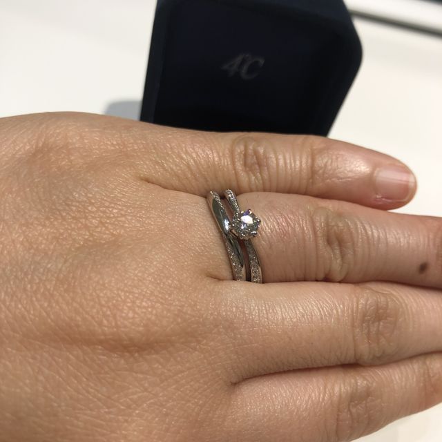 【4℃ BRIDAL(ヨンドシーブライダル)の口コミ】 婚約指輪は、松山店では人気のデザインだそうです。それとセットのデザイ…